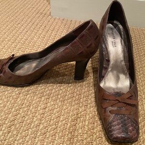 Kenneth Cole Brown Croc like leather Pump